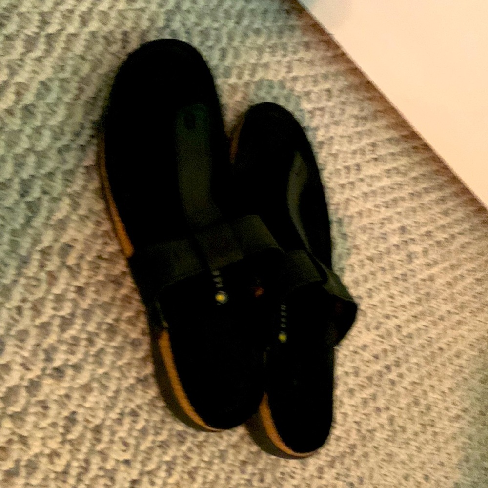 Keen women’s size 7 black flip flops/ sandals